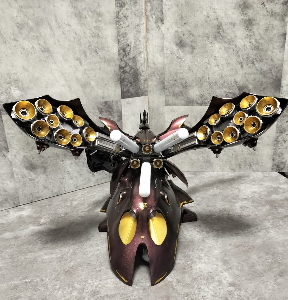 バーニアは残っていた何かのシルバー塗料と内部はガイアのスターブライトゴールドで仕上げました。