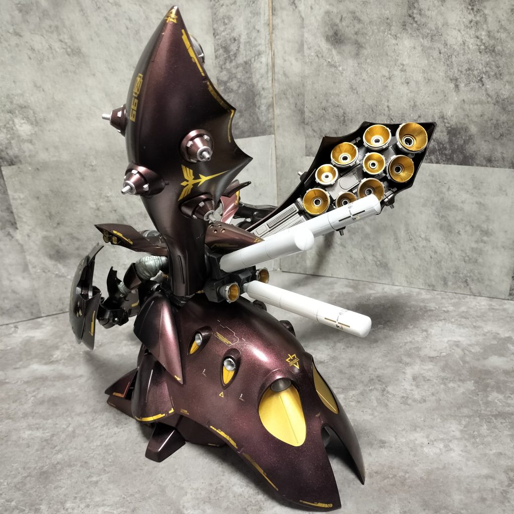 タンクは黒立ち上げでグラデーションを目指しましたが腕が追いつかず結局白で塗り潰しました。