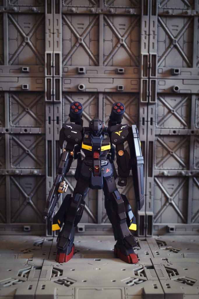 アムロは地球出身ですし、能力的にも前大戦の英雄で群を抜いた実力者です。強いて懸念を挙げるのであれば、ティターンズの理念が「ジオン残党軍の掃討」であるのに対し、アムロ自身がジオニズムの根幹たるニュータイプである点です。ですがティターンズはムラサメ研究所やオーガスタ研究所と言ったニュータイプ研究所とも手を組んでいますし、何よりジオン残党軍であるアクシズとも一時的にとは言え手を組もうとしていて理念がブレブレです。なので私的にはアムロがティターンズに入隊していても、何ら不思議はないと思いました。