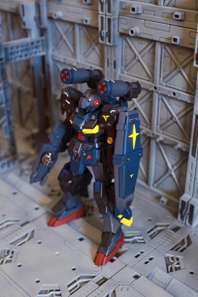 ただやはり入隊したら入隊したで、ある程度は危険視されていて搭乗機は最新鋭機を回してはもらえなかったのではないかなと考えました。そこで白羽の矢が立ったのが、アムロのかつての愛機であるRX-78ガンダムの完全量産機ジーライン。アムロならグリプス戦役時型落ちのジーラインでも何とかなりそうな気がします。