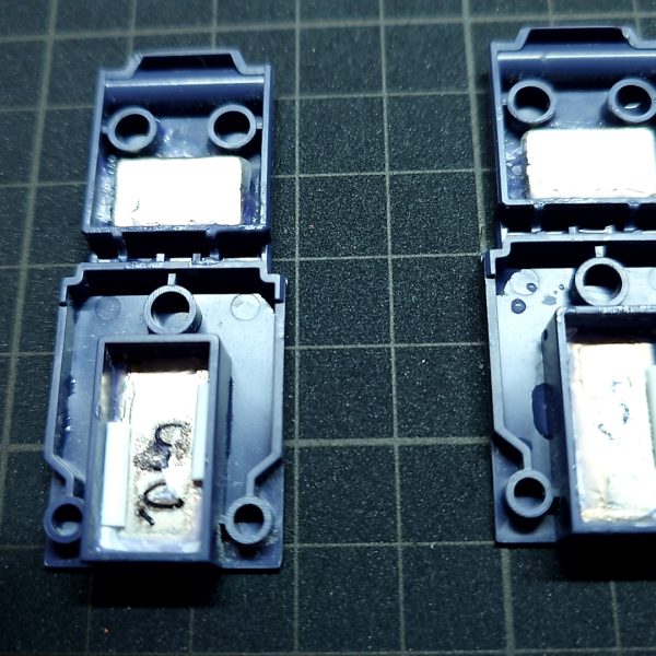 リビングのローテーブルでの制作環境から、一念発起して昨年末からコツコツと作業机を導入して環境整備！…したところで力尽きていましたが、やっと制作を再開しました。新しい作業環境の使い勝手を確認しながら少しずつですが。腰痛や寒さで頻繁に中断されているのでえらい時間がかかっています😓（2枚目）