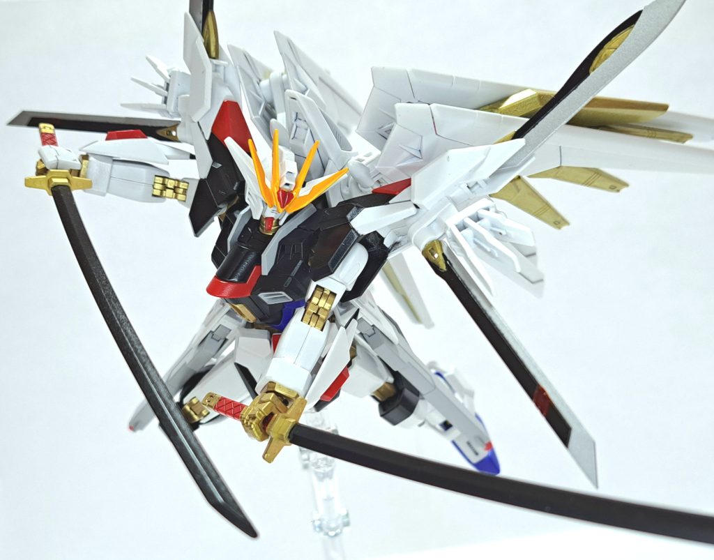 対艦刀 フツノミタマプラウドディフェンダーにマウントされている日本刀型の実体剣。