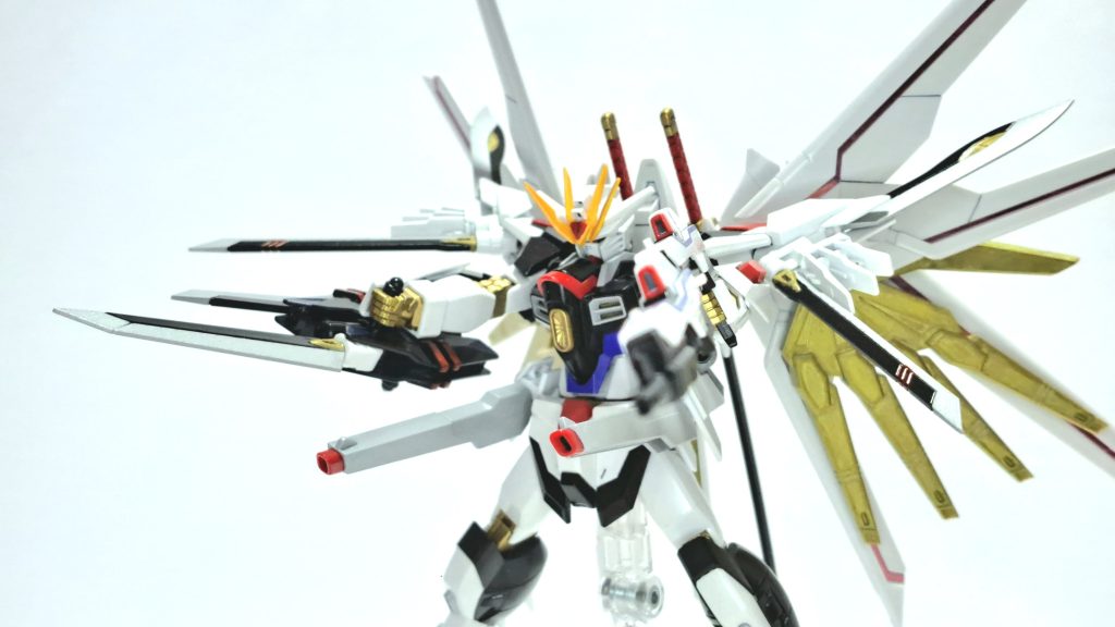 フォランスアスタ レール砲サイドアーマーに装備されたレールガン。ビームサーベルのマウント位置がレールガンの側面から上部へと改められているため、側面にライフルなどを懸架可能になった。トヴァシュトリ 超高インパルス砲カリドゥス複相ビーム砲に代わり腹部に設けられた大口径大出力のビーム砲。