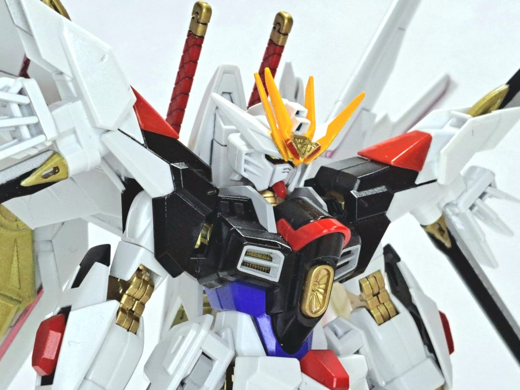 収束重核子ビーム砲ディスラプター追加兵装として額に装備された高出力ビーム砲。原子を崩壊させると同時に核分裂を抑制するため、このビームに照射された物体は爆発的反応を起こす事なく分解・消失する。エネルギーを大量消費するため単体では使用できず、使用にもコンパス総裁であるラクス・クラインの承認が必要になる。