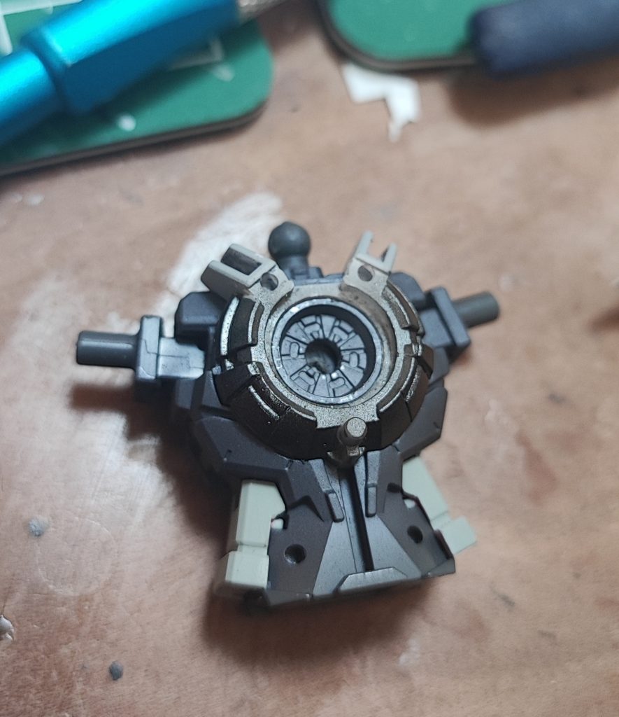 太陽炉ぽく見えそうなディテールパーツを入れたんですけどクリアブルーを吹きすぎて見えなくなってしまった…