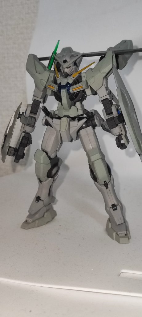 色をアストレアIIの様な薄めのカラーリングにしたいと思ったのでグレーメインに少し緑を入れた軍用機みたいな色合いになりました。