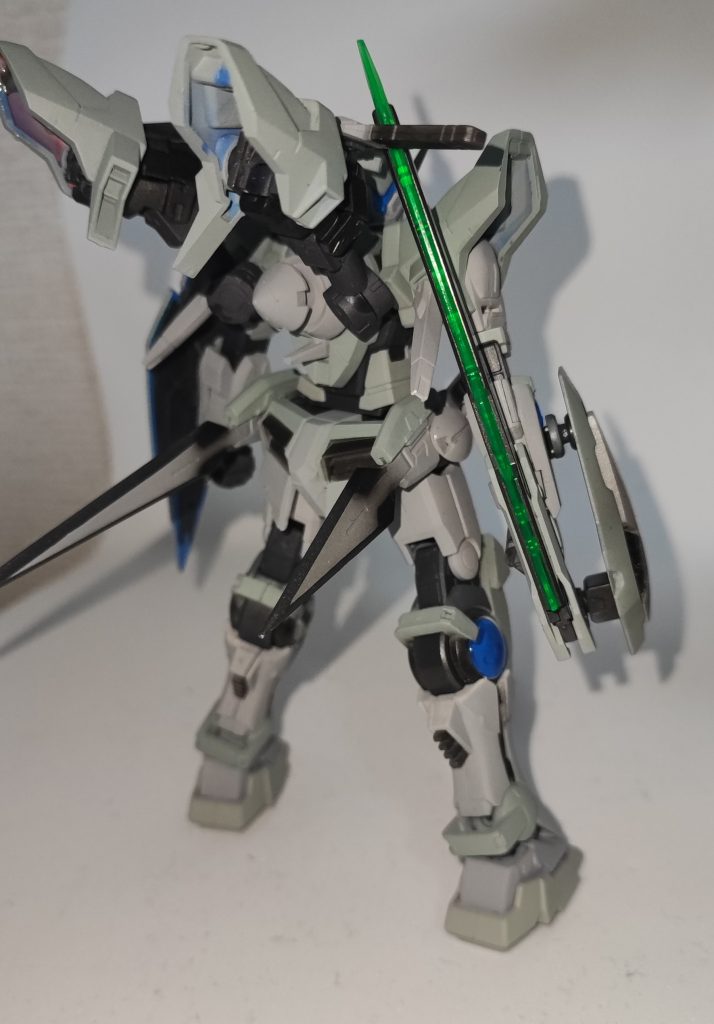 デヴァイズバックパックかっこいいと思ったので背中のGNドライブにアームを生やして作ったのですがサブアームは自分の技術的に無理でした。姿勢制御に使えるスタビライザー的な感じです。