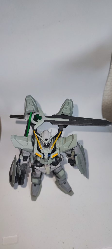 ロードアストレイΩの大剣を横に背負うのがかっこよかったのでダブルオーダイバーの剣を背負わせています。GNツヴァイハンダーとかで良いですかね。