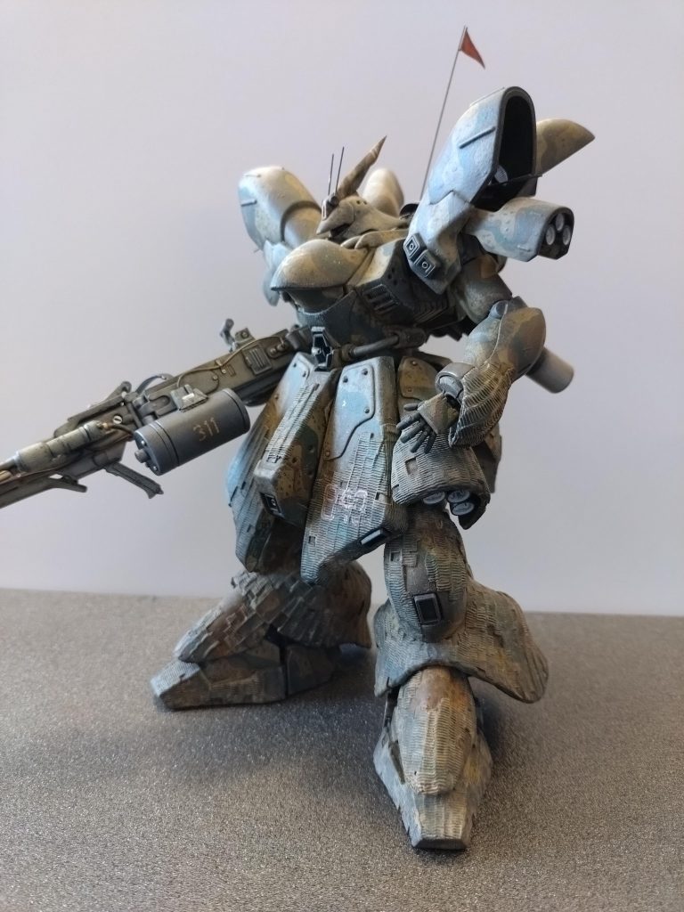 戦場の巨大兵器。。。そう見せたい……あり物で塗装され、ろくなメンテを受けず、土埃で汚れる…(こうかな?)(あーかな?)スケール感を想像しながら汚していくが、途中からは「プラモを汚したい人」だけなり、スケール感なぞ忘れて没頭してしまう。。。