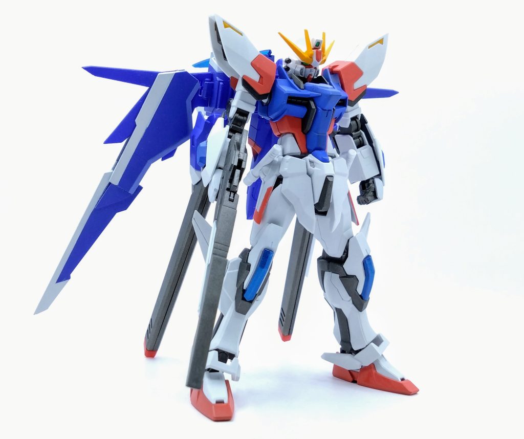 ここから主に改造した所を紹介していきます。まず、ビルドストライク本体。頭、フロントアーマー、脚はエクシードギャラクシー、胴体はパーフェクトストライクフリーダム、腕にはマイフリのシールド、腰周りと腕はビルドストライクとなっています。ライフルはスタービルドストライクを少し付け方をいじっただけです。こう見るとビルドストライク要素は少ないですが、ちゃんとビルドストライクになってます。