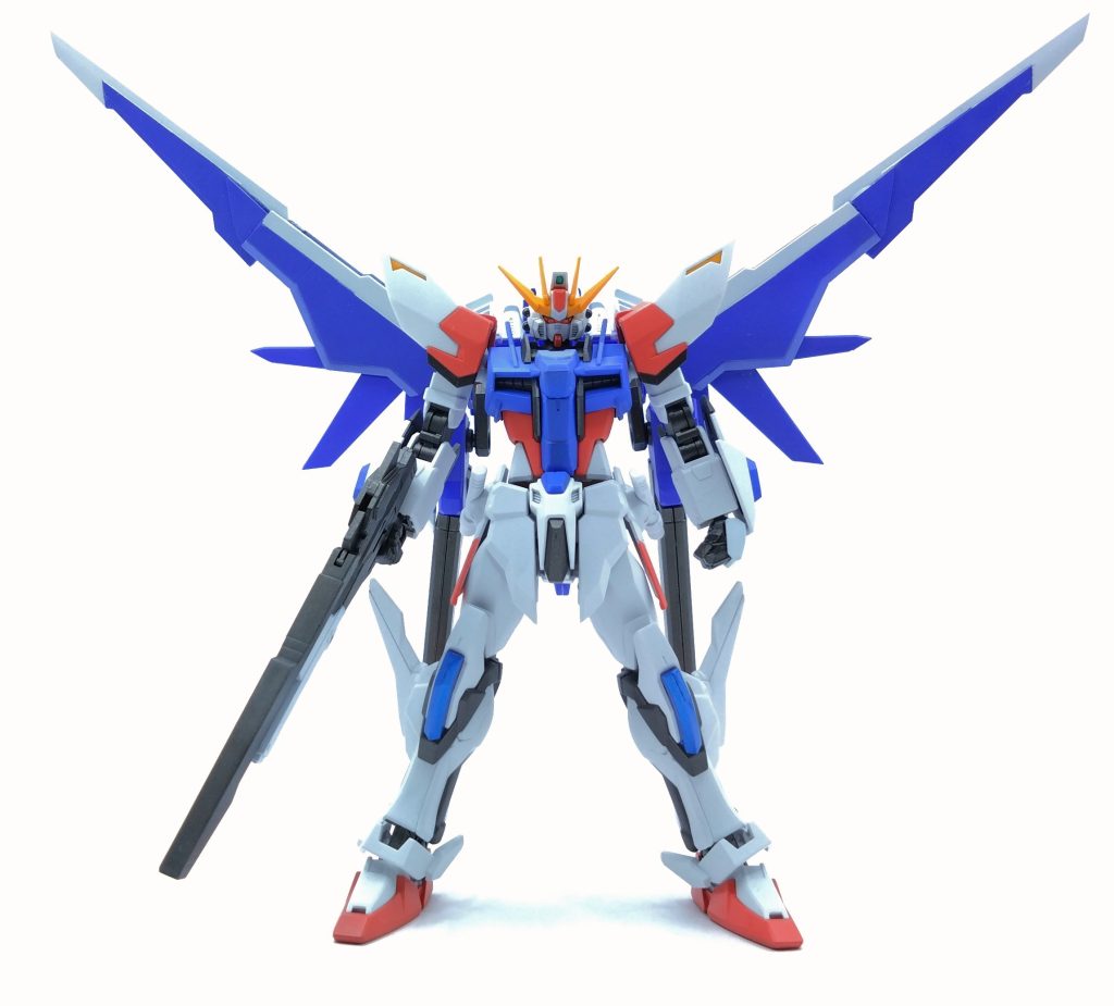 以前から作りたかったビルドストライクを作ってみました。ただ作るだけでは面白くないので、いわゆる原点回帰を目指して、かつての愛機をブラッシュアップさせる改造しています。きっとあの作品を見たイオリ・セイなら名前はこうするのではないかと思い、ビルドストライクガンダムSPECⅡと名付けました。レイジなら何も気にせず、シンのセリフぽいことを言いそう。