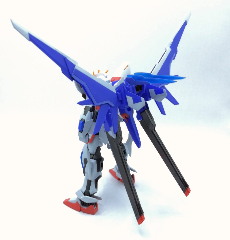 背中、ビルドブースターです。ビルドブースターを活かしつつ、羽根の大型化にライフリのキャノンを装備させてます。 本体がマッシブかつシャープなスタイルになったので、羽根がそのままだと小さかったので大きくさせてます。そのおかげで大分印象が変わってます。カラーリングはビルドストライクと同じようにすることで、ビルドストライクらしさを感じられるようにしてます。キャノンも同様ですね。本来のままだと味気ないので、大きくさせました。こうした方が正統進化した感が出ますね。