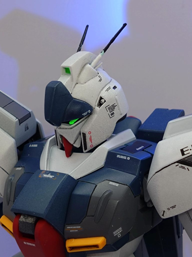 縦長だったフェイスを数ミリ詰めて、顎下を少し前に出し、丸みを帯びていた頭頂部をフラットに。顎引き幅を広げる為に首を若干伸長しました。