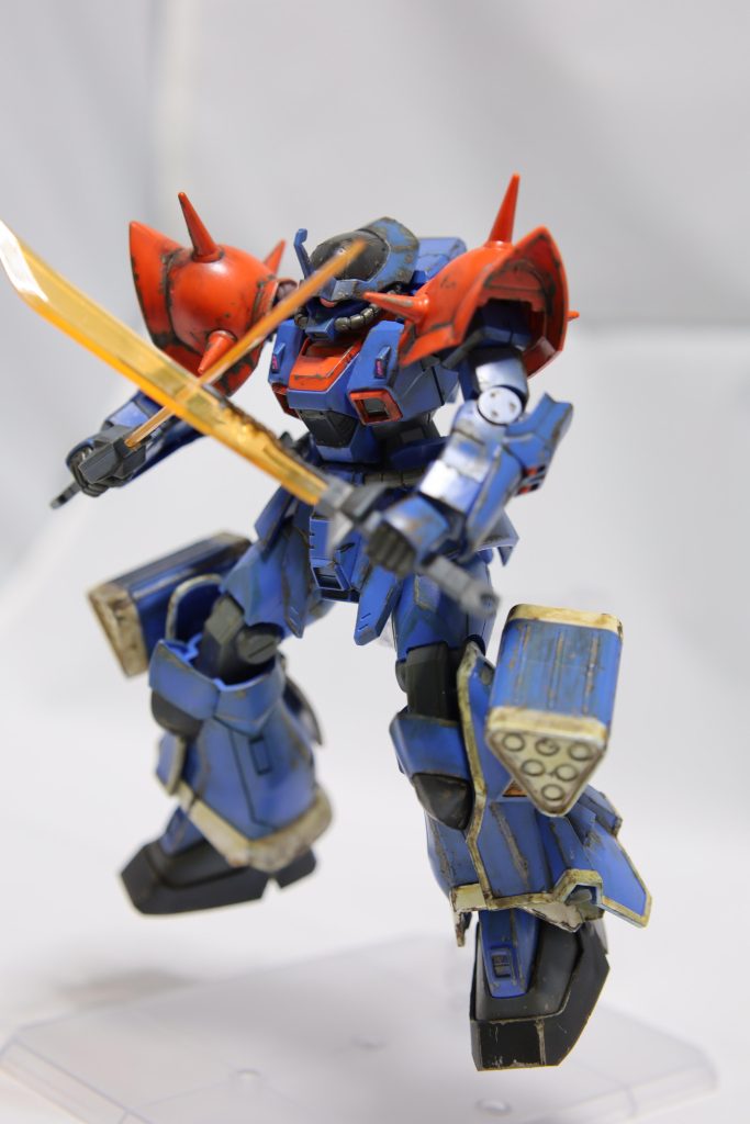 カラーリングは、成型色にガンダムマーカー・シルバーと、リアルタッチマーカーで汚して、トップコート半光沢。