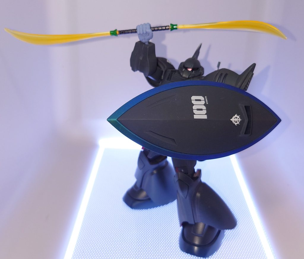 元はｹﾞﾙｸﾞｸﾞﾏﾘｰﾈの旧キット　ｽﾊﾟｲｸｼｰﾙﾄﾞと90㍉マシンガンをｻﾞｸ用に欲しくて、残った本体を組みましたが、古いキットで手脚がユルユルだったので、急遽ｼｬｱ専用ｹﾞﾙｸﾞｸﾞを調達してのニコイチ