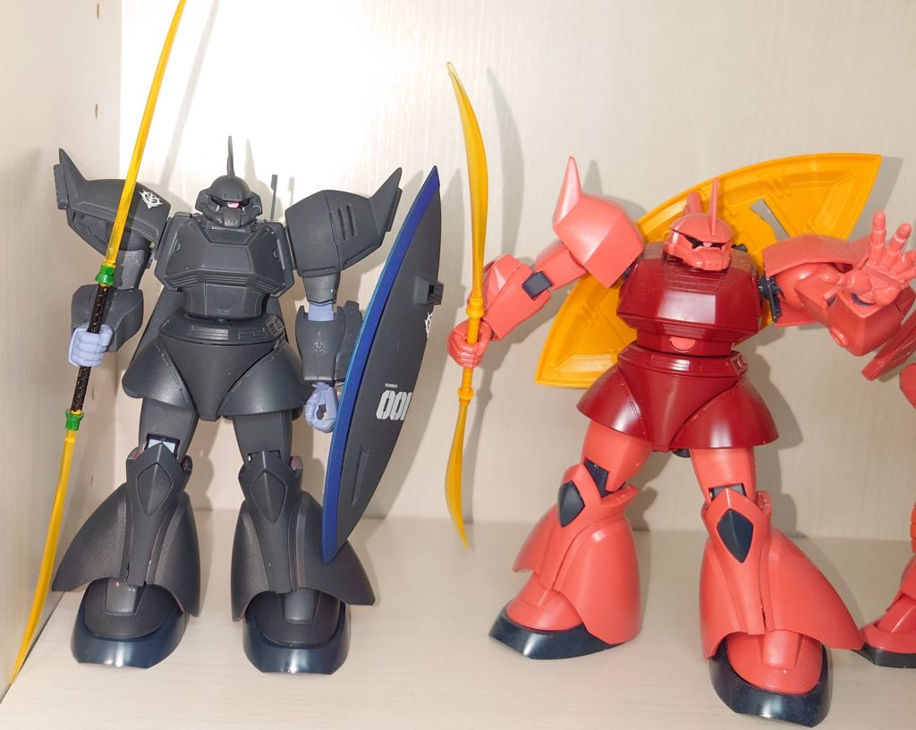 ｼｬｱ専用ｹﾞﾙｸﾞｸﾞ「ええなぁ、君は全身塗装してもろて…」ｹﾞﾙｸﾞｸﾞﾏﾘｰﾈ「いいえ、自分は実験機体なんで」　とはいえ、手脚の緩みは課題として残り…