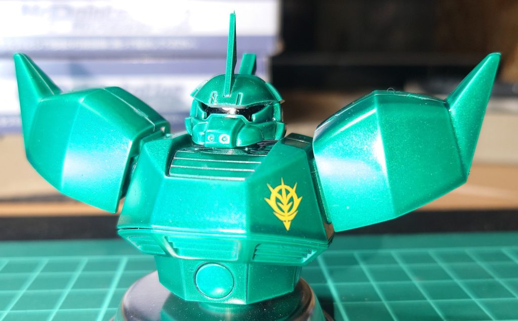 残ったｼｬｱ専用ｹﾞﾙｸﾞｸﾞの本体はオブジェにしました　ﾒﾀﾘｯｸｸﾞﾘｰﾝで全塗装、デカール、光沢ﾄｯﾌﾟｺｰﾄかけてます　どうです？　ジオンの象徴のようでしょ？