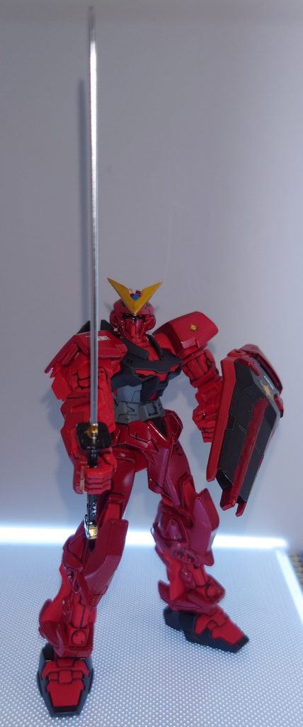 刀が長いので、縦ﾌﾚｰﾑに収めるのが大変😅　赤は膨張色なので、軍勢を組むと、他者への圧力が圧倒的です　源義経の赤糸縅の大鎧、武田家の山県や両角などの赤備え、真田幸村（信繁）の赤備え、レッドショルダーなど…あ、最後はアレです　例えです