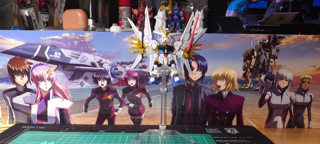 ブルーレイのパッケージを背景に これの大きいポスターが欲しいですよね 左から見ると皆、カップルですが、右端のイザークとディアッカ…単なるツレですよね まあ、世の中にはそういう需要もあるんでしょうが……多くは語りますまい…