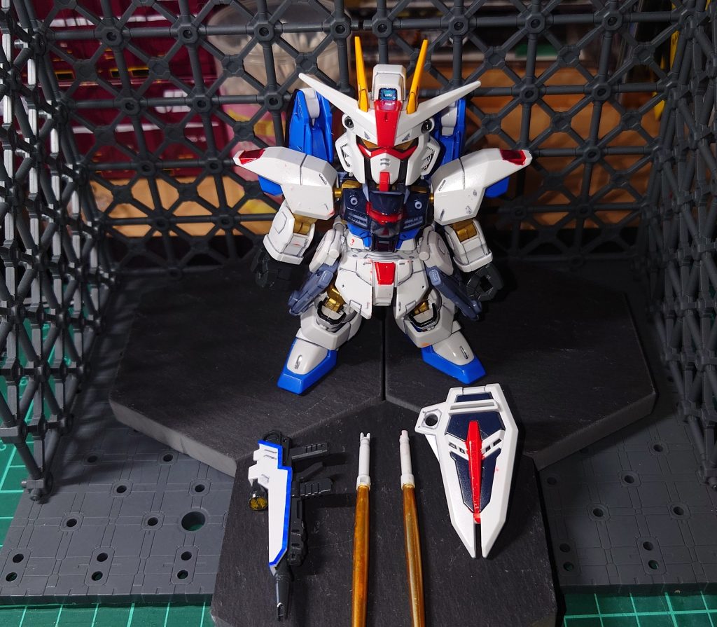 クロスシルエットのフリーダム 白いフレームが手に入らなかったので、マイフリをもう1セット買って、金色フレーム使ってます 一部ハマりづらい部分がありました武装も塗装は欠かしません