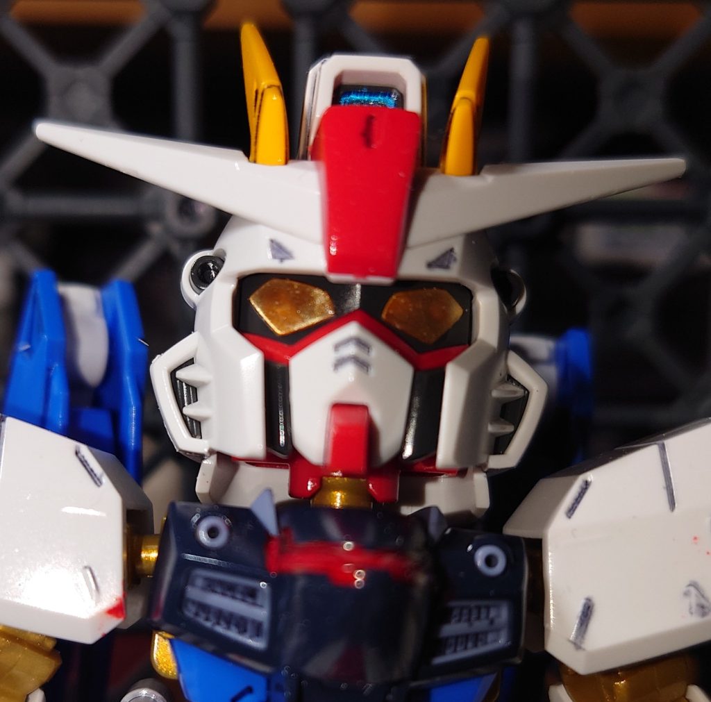 ツインアイは目のデカールは使わずに、ゴールドに塗装してレジン処理