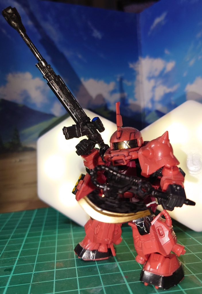 2番目に組み立てたシャア少佐専用高機動型ザクⅡ  ライフルはドライブラシかけて、スコープはレジン処理、トップコートかけてます ヒートホークはモビルスーツアンサンブルの透明なタイプでしたが、大きめなのが気に入って塗装して持たせてます