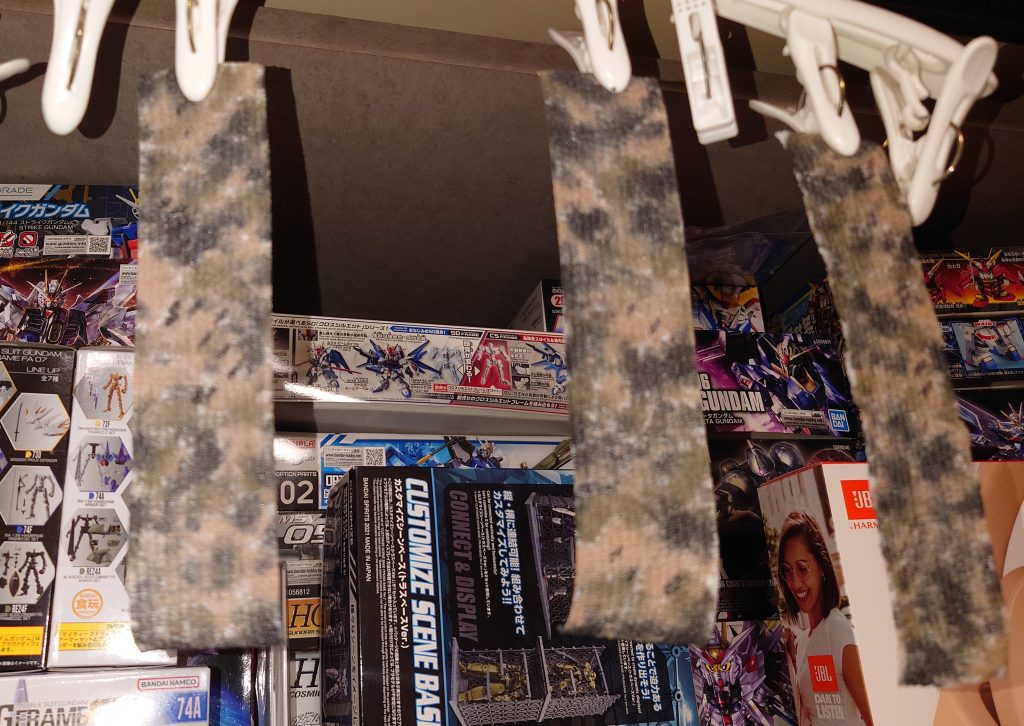 ガーゼ包帯をマダラに塗装 点描の要領で 背後の積みプラ・積み食玩は気にせんで下さい 笑