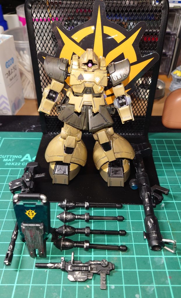 連邦から鹵獲した180㍉キャノン、90㍉マシンガン、シールド ジオン国章を施してます