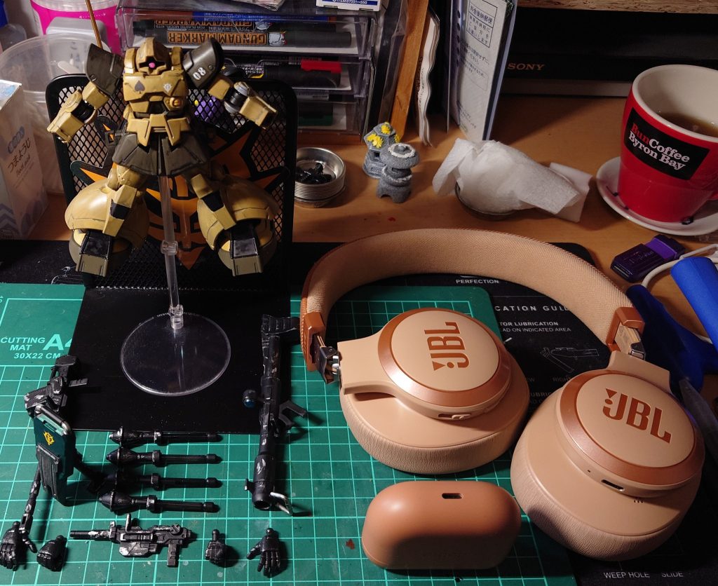 デザートカラー好きなんですよ Jabraのワイヤレスイヤホン、JBLのヘッドホンも同色系を揃えてます 昨夜はヘッドホンでガンダムメドレー聴きながら、ウイスキーのオンザロック楽しみながら製作してました 最高の時間でしたね最後までご覧頂き、ありがとうございました