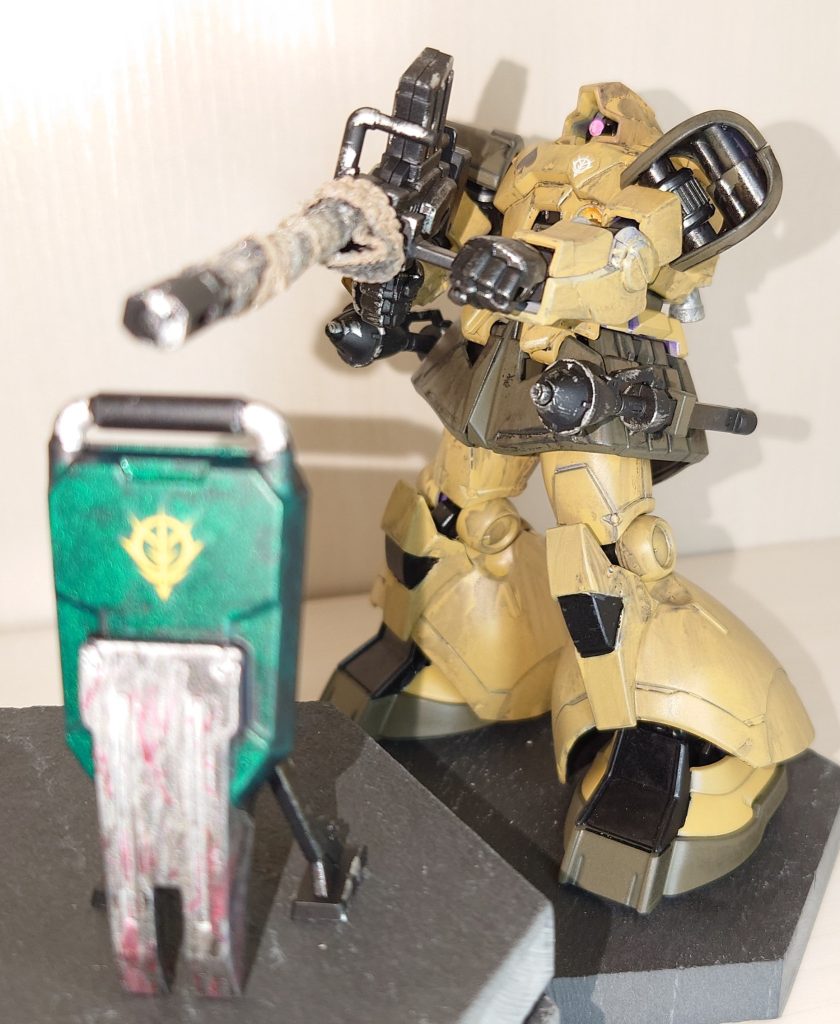 元画像はこれ 盾が小さいので嵩上げしてます ライト明るめ、ドムに焦点当てて撮影 あとはAIデジラマメーカーで何回かトライ&エラーした結果が最初の画像 GフレームFAの肩の可動域、マジ半端ないですね