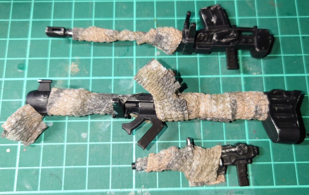 切って巻いていけば、兵器の擬装ができます 自然界に直線はないので、ラインをぼかす感じで付けていくのがカモフラージュの要点