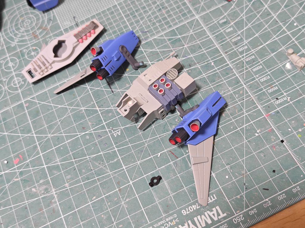 どうやってスリングパニアーを付けるか悩み中。結局、力技で穴を開けた。