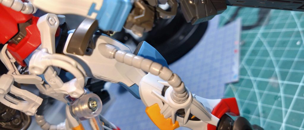 製作工程今回ジークアクスの脚部のスネに3mm穴があるのバンダイビルドパーツMSパイプつけたらよりジオン感出るんじゃないかとおもい試みたらすごく合う✨