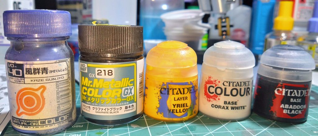 ハイメガキャノン部他 風群青ダブルビームライフル部 グラファイトブラック関節部 シタデルブラック系肩部他 シタデルホワイト系アンテナ他 シタデルイエロー系