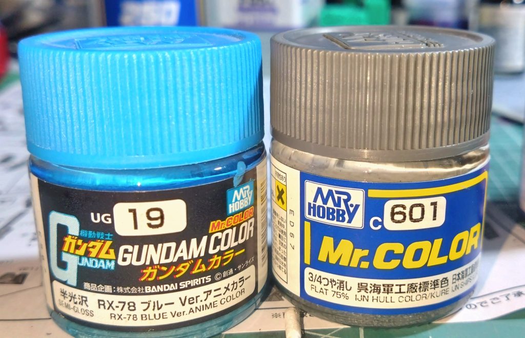 私が使ったFAZZカラーレシピメイン本体 MrカラーC601板のニュートラルグレー系8:UG19ライトブルー系2で調色して青みかかったグレーに