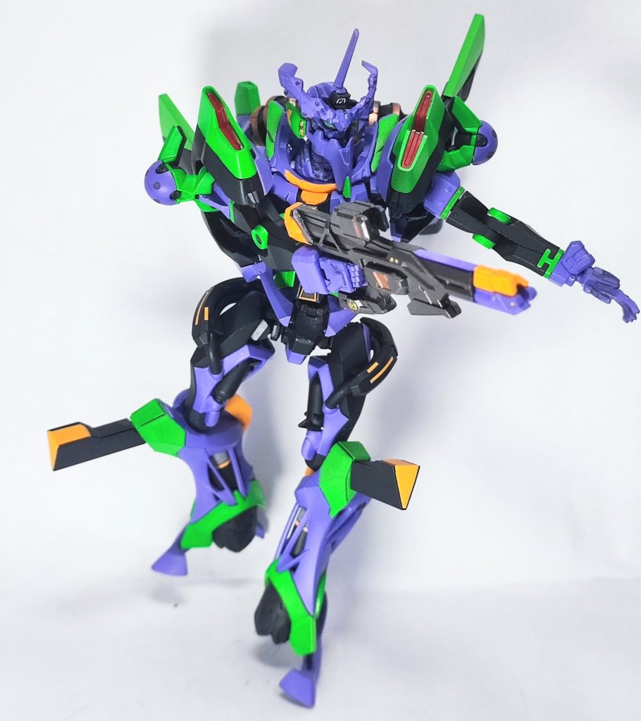 ビーム・ライフル面白い形状をしてますよね、ただのモナカではなくパーツを挟み込みように組み立てる情報量も細かい設計になってました。