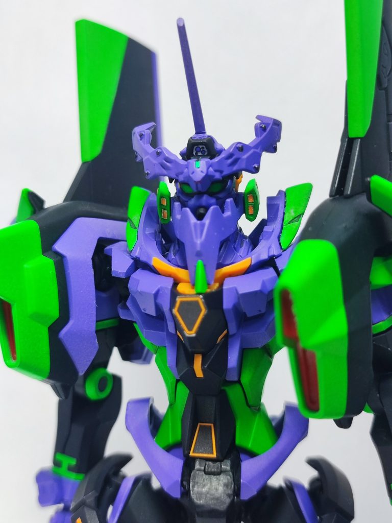 頭部はこんな感じ、顎をくるっと回すことで