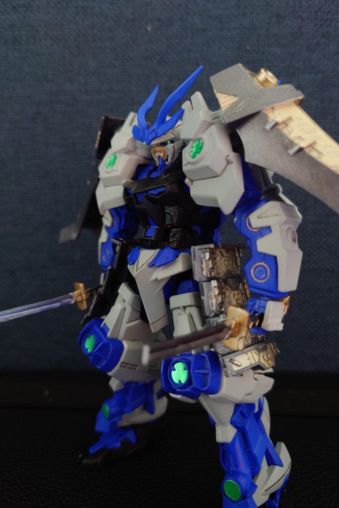 色を変えたのと一部を置き換えただけのお気軽制作になりましたが、これだけでも雰囲気がぱっと変わるのでやってて楽しかったです…！二刀流なのですが、左手の刀は制作途中で折れてしまい修復が難しかったのでもうそのまま持たせました😭(戦闘で折れてしまったという設定にして誤魔化しました)