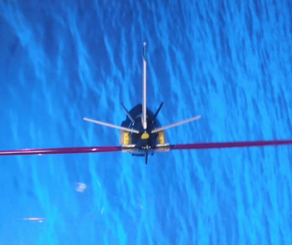 （※コマ撮り画像の為、画像をクリックしてみて下さい） 真下から飛んできたモノ、それはアグゥの頭。そう、アグゥの隠されたギミックとは首部分に搭載されたロケットエンジンで頭部だけを飛ばす『ロケットヘッド』のことだったのだ。カッターブレイドだけでなく、ビームサーベルを放出した状態で敵に迫るアグゥの頭部。この頭を飛ばすというギミック、元々は撃破される際に戦闘データ等を記録してある頭部だけでも味方に飛ばして届けるという目的のモノ。それが今、味方を助ける為に飛ばすのであった。 結果、真下からの攻撃によってロケットヘッドは直撃。ザムザザーは撃破となるのだった……。 残る敵MSは隊長機と思われるウィンダムだったが、その場から撤退。敵空母もすぐさま、この海域を後にした。