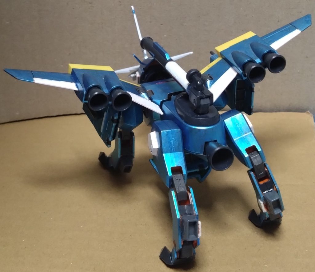 アグゥ型式番号:TMF/A-803AQUAザフトが陸戦タイプのラゴゥを海での戦闘に特化させた機体として改良を加えた試作機。バクゥやラゴゥと違って脚部に本来ある無限軌道(キャタピラー)は外され、代わりにホバー走行用のスラスターを4足にそれぞれ取り付けた。ホバー走行により陸上だけでなく、海上での高速移動が可能となる。またホバー用スラスターは海の中でも使え、スラスターを利用することにより高速での水中移動も可能。その際には水中戦時形態に形態を使い分けられる。このことから本機はバクゥやラゴゥとは別機体になった為、名前は『アクアラゴゥ』と名付けるところをバクゥやラゴゥに近づける別機体という想いから『アグゥ』と名付けられる。本機はコックピットの改良により複座式から一人用となっている。武装はラゴゥと違い、頭部のビームサーベル以外は全て実弾。これは水中での戦闘をより生かす為の装備とも言える。更に水中戦用のドラグーンシステムが搭載されており、これは後の第2世代のドラグーンシステムの試作品であり、水中用兵装としての実験用の武装となっている……という設定です。 本機は前大戦時に開発されていた試作機『TMF/A-802 TYPE-A　水中戦用バクゥ』からの発展機という自分が考えた設定でもあります。しかし、それらの機体は『オペレーション・スピットブレイク』において、連合のサイクロプスに巻き込まれ、開発された全てが全滅。その為、残っているのはデータのみ……という設定。ジャンク屋が扱う宇宙用のバクゥもあるので、水中用のバクゥがいてもおかしくない…という考えから生まれました。また、今作はラゴゥを海の上で走らせたいという願望から考えた機体です。 そんな本機ですが、パイロットは元バルトフェルド隊の人間にしようかと。  ジャルド・デファイアル前大戦時、バルトフェルド隊のメカニック担当だった中年男。当時、配備されたばかりのバクゥのメンテナンス等を行なっており、更に隊長であるバルトフェルドとは仲良しだった。しかし、アークエンジェルとの戦いになる前の戦闘で大怪我を負い、隊長だったバルトフェルドの計らいで治療が万全な施設へと搬送され、そのまま治療を受けることに。その間にバルトフェルド隊はアークエンジェルと戦って敗北し、それからしばらく経ってバルトフェルドがクライン派に加担したり……といろいろ起きていた頃には、怪我は完全に回復し、そのまま地上のザフトの基地に残ることに。そして戦争は終結し、それから数年が流れた現在は……ZTT隊のメンバーの一人に。 ↑実はこの人物、エピソードの２話に当たる『ザフトレイ』のストーリー内に少しだけ出た人です。覚えてる方はいらっしゃいますか？ 「カロウ！ストライカーを使え！！」 と、メモリーに完成したばかりのサプレスストライカーに乗るよう言ったおやっさんがこの方だったんです。知らない方は『ザフトレイ』のストーリーを観ることをおススメします。 周りから『おやっさん』と言われる程親しみやすいキャラですが、メカニックであり、なにより元バルトフェルド隊だったことから上の命令でアグゥのテストパイロットになるという流れになります。ちなみに好きな飲み物はあの人と同じコーヒーで、ケバブはチリソース派。