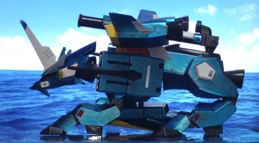 陸戦、または海上での高速移動時。陸はもちろん、海上をホバーで高速移動する形態。脚のホバーを下に向けるようにします。この時、両肩と腹部に搭載された水中用ドラグーンを分離し、海に潜らせて遠隔操作することが可能。