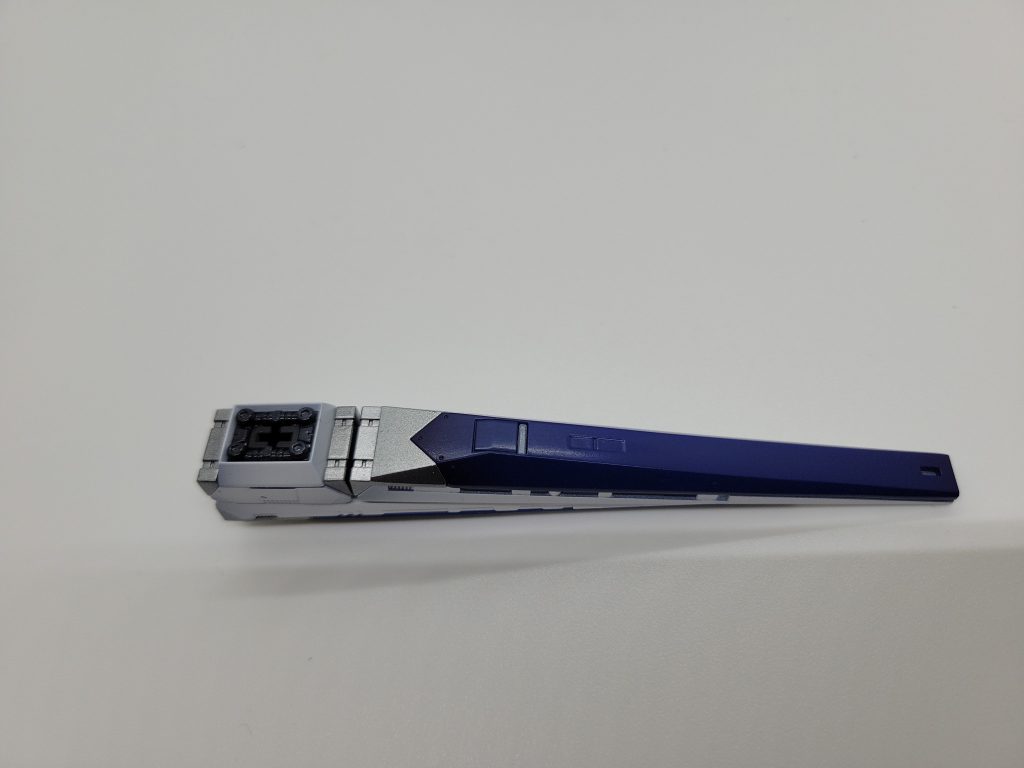 フィンファンネルはパーツが分割されていたので瞬間接着剤で一体にしました。