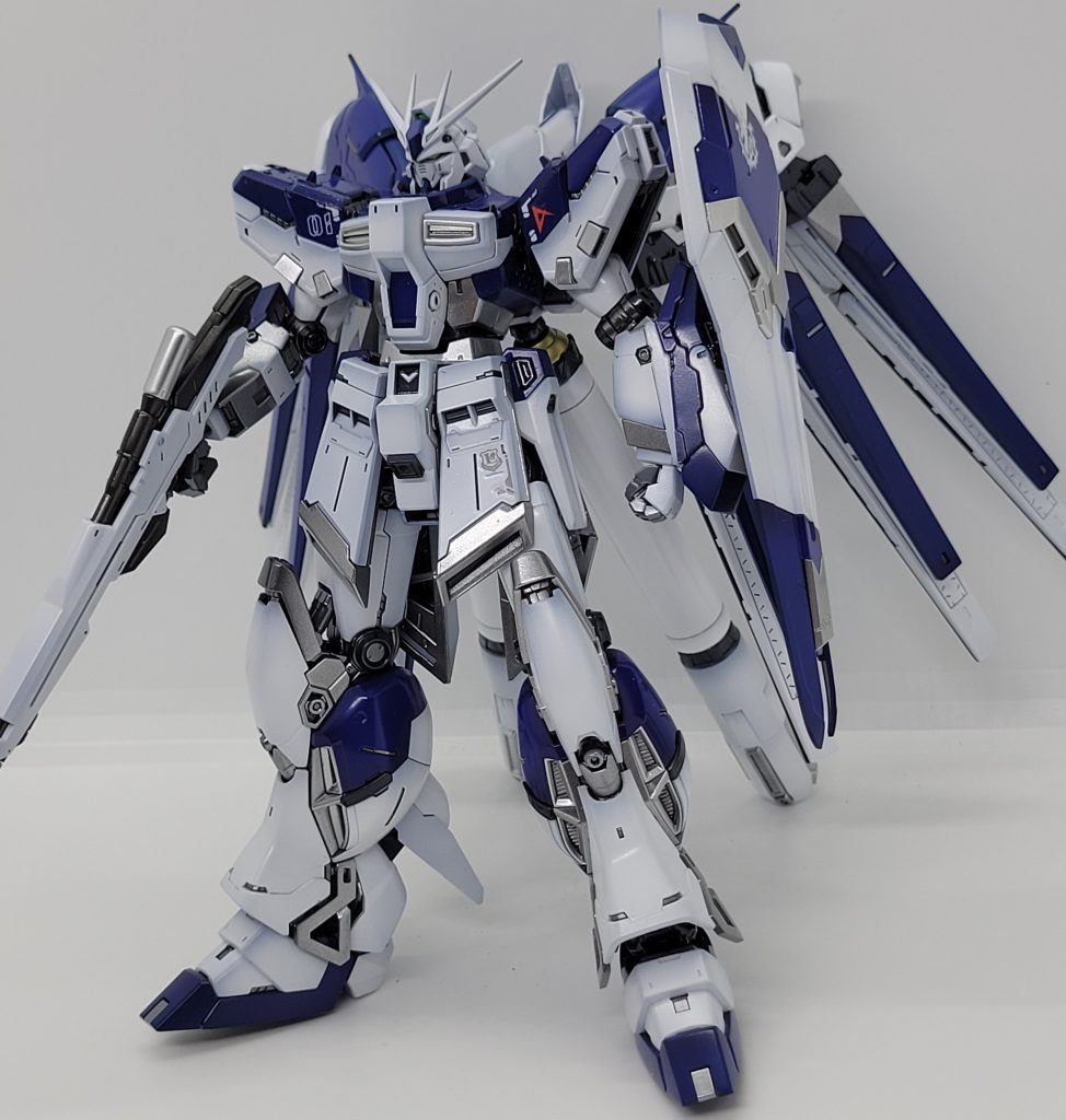 関節など金色がワンポイントでありましたが、あまり好みではなかったのでクレオスのムーストーンパールの上にクリアブラックで塗装しました。