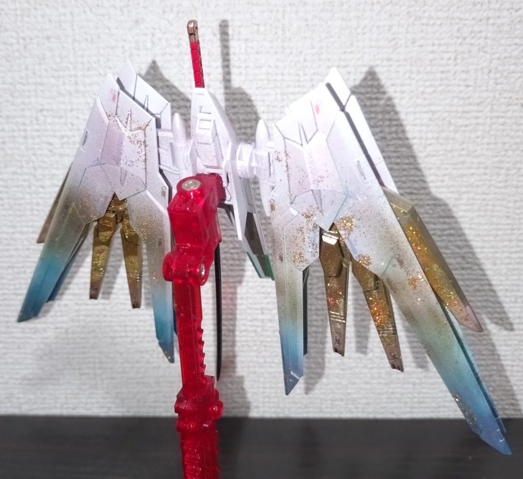 さらに100円均一で購入したネイル用のゴールドパウダーをところどころに振ってみました軽めに接着剤を塗ってその上にパラパラとパウダーを振りました