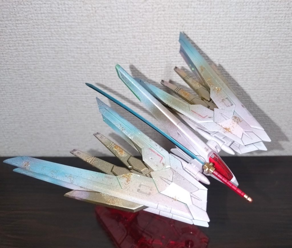 中翼にはガンダムマーカーのイエローゴールド