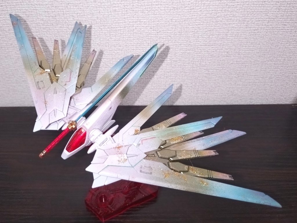 フツノミタマには同じくガンダムマーカー光の翼ホロブルーあえて刃にのみ塗装して峰は成型色を残しましたもちろん柄や鍔もしっかりと塗装しています