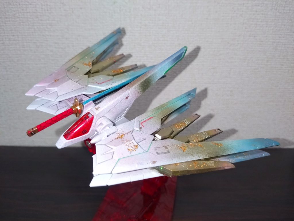 主翼にはガンダムマーカーの光の翼ホロブルートランザムホロレッドホワイトゴールドゴールド、ピンク、ブルーの放出する粒子をイメージしました