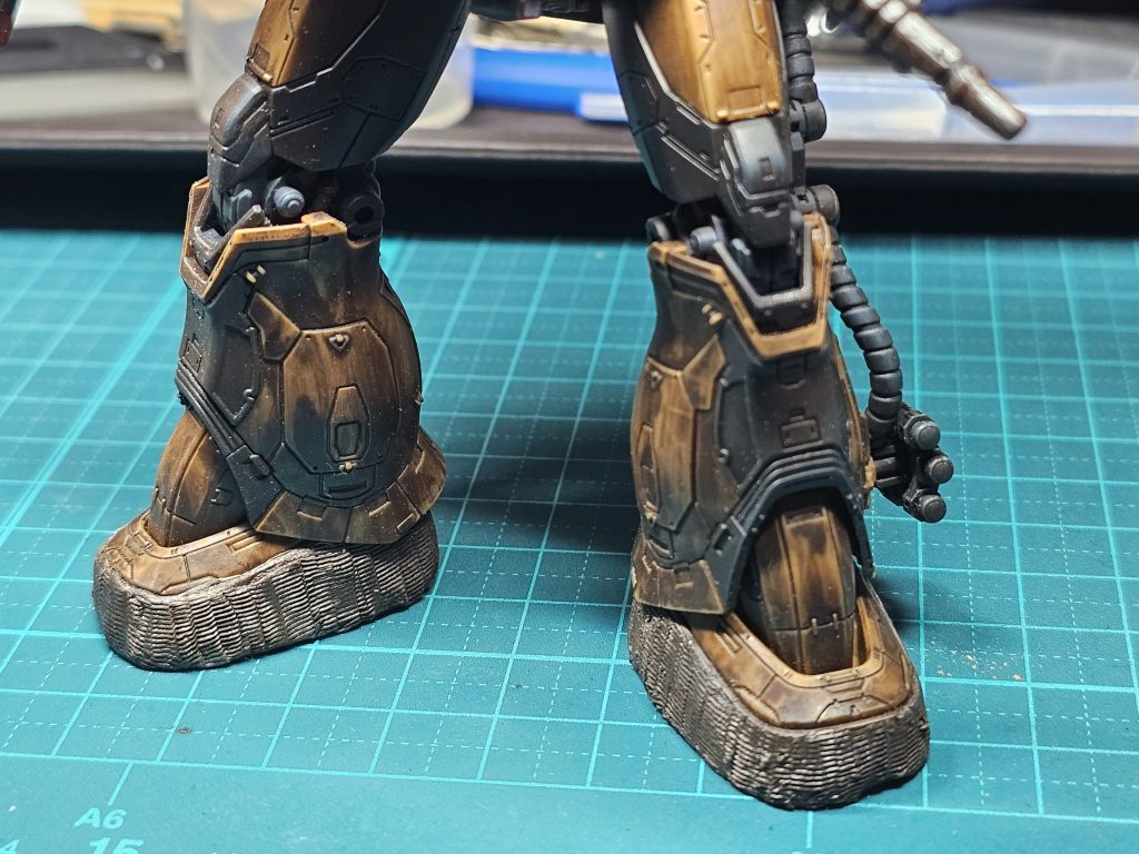 足はパテを使ってツィンメリットコーティングを再現しようとしましたが、どうもこうも難し過ぎました 