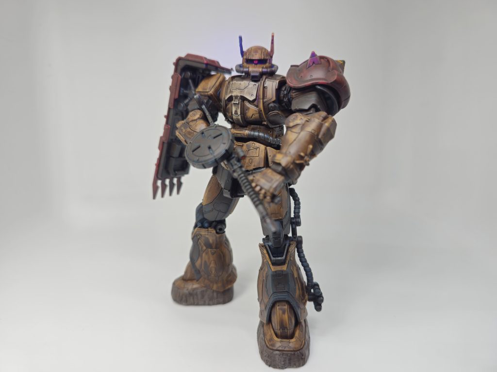 全体図モノアイに蛍光塗料使用したのでブラックライトを当てたのですが青色が少し写って撮影が難しい…