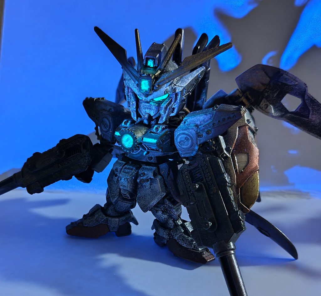 各部カメラ類はブラックライト発光します。古い感じを出したくてまたスチームパンクっぽい謎エネルギーで動いてる感じが出したくて色ムラが敢えて出るように何枚か透明のフィルムを重ねて貼っています。内側のフィルムはクシャクシャにしているのがポイント。